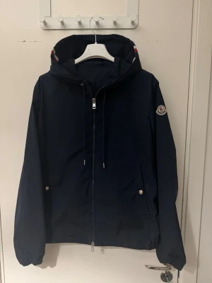 M.oncler windbreaker  - Extremt fräsch och bra skick. St 1 och nfc Scan fungerar och den där inne. 