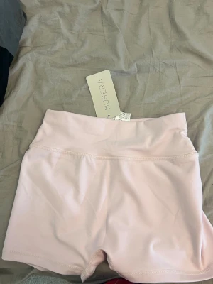 Ljusrosa träningsshorts från Musera - Snygga ljusrosa träningsshorts från Musera med hög midja och tight passform. Perfekta för gymmet eller yoga. Mjukt och stretchigt material som ger bra rörelsefrihet.