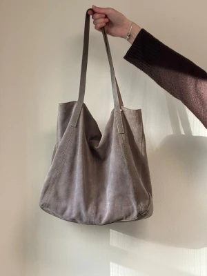 Beige (17) - Beige/ grå mocka väska.