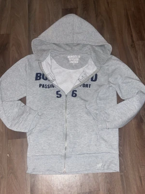 En go bondelid hoodie - En riktigt schysst bondelid hoodie! Med storleken S, den är väll rätt använd men ingen skada eller tecken på smuts eller något sånt. (Just denna hoodien e svår o få tag i) har jag för mig iaf. Hör av er via intresse! 