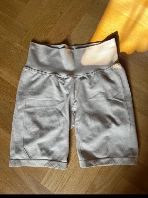 Träningsshorts - Ett par beiga träningsshorts 🌸 Har köpt dessa second hand, därav är jag osäker på storleken, men skulle tro att de är M🤗 Endast använda en gång av mig, eftersom jag hade dessa under min studentklänning🦋