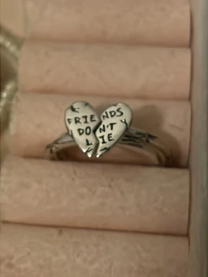 Stranger things pandora ring  - Betydelsefull stranger things ring för att minnas den fina serien. Använd typ 2 gånger