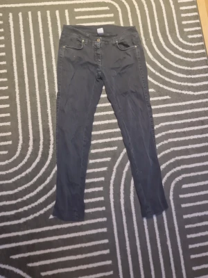 Dondup jeans - Säljer ett par feta svarta dundup jeans. Modell är 172 och väger 60 kg. Knappt använd skriv gärna vid frågor!