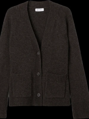 Mörkbrun kofta från Wera - Mysig mörkbrun kofta från Wera med v-ringning, tre knappar framtill och två stora fickor. Koftan har ribbstickade muddar och är tillverkad i ett mjukt, stickat material. Perfekt för lager på lager och enkel att matcha.