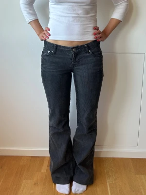 Manchester jeans  - Svarta manchester jeans från weekday. Storlek XS, midja: 36-37x2 cm inneben: 76 cm