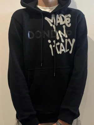 Dondup hoodie - En riktigt snygg och väldigt sällsynt dondup hoodie med trycket”Made in italy” på bröstet. Finns endast fåtal av dessa hoodies kvar.