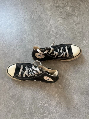 Svarta Converse Chuck Taylor Highs - Klassiska svarta Converse Chuck Taylor All Star med vitt tåparti och vita snören. Storlek 37
