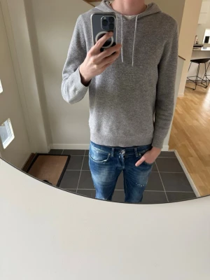 Kashmir tröja - Säljer nu en riktigt fet kashmir tröja från sayless. Säljer pga att den tyvärr har blivit för liten. Tröjan är i storlek M men sitter som S. Den är i väldigt bra skick ca 9/10. Tveka inte på att skriva vid fler bilder eller frågor! Mvh