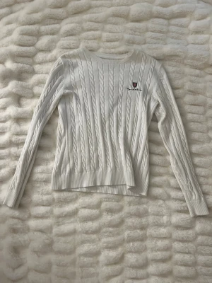 Stickad tröja - Säljer denna stickade tröja från bondelid. I storlek XS. I ny skick. Vid intresse är det bara att höra av sig💕