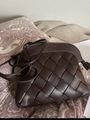 Brun flätad handväska från Carin Wester - En till fin väska från Carin Wester använd fåtal gånger i mycket bra skick. Sälj ej i butik längre 💞