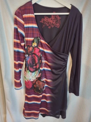 Klänning  - Desigual klänning i storlek L, normal i storleken. Fint skick.