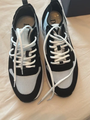 Fina svart vita skor - Fina skor