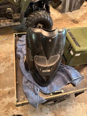 Svart frontkåpa till snöskoter - Säljer en svart frontkåpa till snöskoter med integrerat genomskinligt plastgaller och plats för belysning. Kåpan har en sportig form och är tillverkad i hårdplast. Perfekt för dig som vill byta ut eller uppgradera din snöskoter……