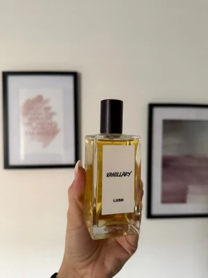 Lush Vanillary parfym - ➡️ Lush Vanillary, Parfume, 100ml  ➡️ Användning : 2-3 sprut   ➡️ Beskrivning : Lyxig vaniljparfym! Innehåller naturligt vanilj-absolut, gjort på vaniljstänger. De söta noterna får sällskap av tonka, vilket skapar en varm, tröstande doft som påminner om brynt socker och mjuka kolor. Under sötman gömmer sig även en hint av jasmin.  ➡️ Säljer pga : Rensar min Parfym-Kollektion