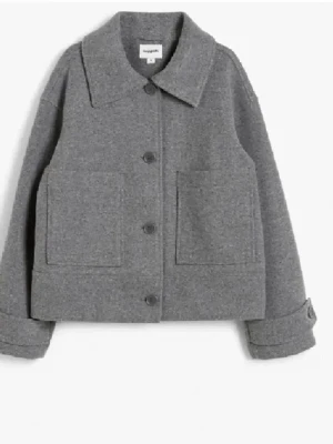 Kappa  - Säljer denna snygga kappan ifrån Kappahl. Den är använd ett fåtal gånger och är i nästan helt nytt skick. Skriv för fler bilder eller funderingar❣️