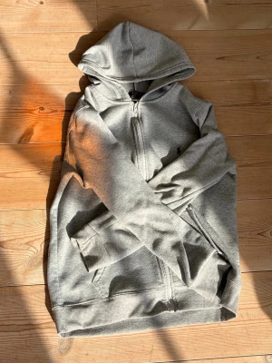 Grå hoodie från Polo Ralph Lauren - Snygg grå hoodie från Polo Ralph Lauren med dragkedja och klassisk huva. Tröjan har broderad logga på bröstet. Därför den säljs är för jag har vuxit ur den. Man kan inte se att den har varit använd, men bara eftersom den har varit använd så är de därför jag säljer den så biligt mvh villas.