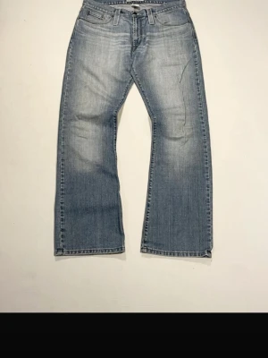 Bootcut jeans från J.Lindeberg - Snygga blåa bootcut jeans från J.Lindeberg Mått (i cm): Midja – 44 Längd – 106 Lår – 28 Benöppning – 24  Jag på bilden är 182/183cm  Liten fläck vid ena benöppningen. Kan få bild om man vill. Hör av dig vid andra frågor eller funderingar👍