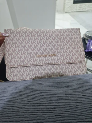 Beige axelväska  - Beige väska 