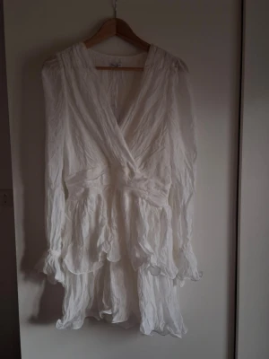Gullig vit klänning - Supergullig klänning från bubbelrooms studentkollektion💕 Modellen heter "frilled balloon sleeve short flounce dress" nypris: 799kr Klänningen passar lika bra till studenten som till sommarklänning. Säljer då jag inte hann retunera. Helt oanvänd, endast provad, med alla lappar kvar.