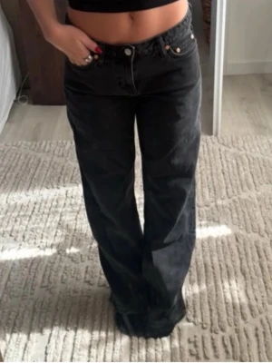 Low waist jeans - Säljer dessa lågmidjade raka jeans från Gina i storlek 40, inga defekter🥰Lägg gärna ett bud!