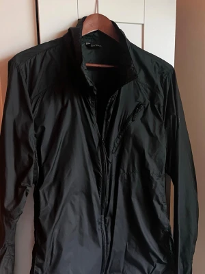 Barbour Vindjacka  - Svart vindjacka, använd vid 3 tillfällen. Inga defekter!!