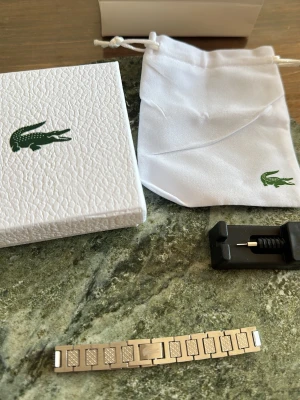 Silverfärgat klockarmband från Lacoste - Oanvänt armband från Lacoste. Allt på bild ingår 