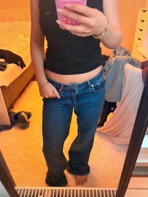 Baggy jeans från Lager 157 - Säljer ett par baggy mörkblå jeans från Lager 157. Storlek Xs och i short, men skulle fortfarande säga att de är väldigt långa för mig som är runt 156/157. Bra skick förutom längst ner då jag trappat på de pågrund av att de varit för långa. Pris kan diskuteras och det är bara att höra av sig vid frågor eller funderingar / mvh Amanda❣️