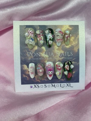 SweetHKPop (XS);Medium Almond - Handgjorda press-on naglar med 3D dekorationer som hjärtan, rosetter och figurer inspirerade av kawaii-stil. Färgerna är en mix av vitt, rosa, grönt och svart med glansig finish. Perfekt för dig som vill ha unika och detaljerade naglar med gulliga motiv.XS: 14 mm, 11 mm, 11,5 mm, 10 mm, 8 mm 