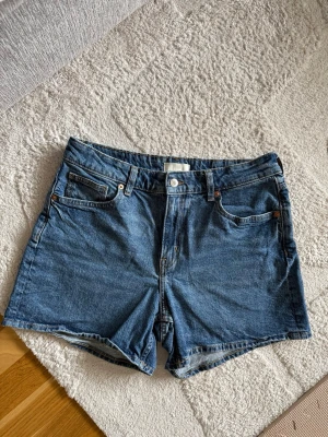 En gång använda jeansshorts. Som nya. 42 - En gång använda jeansshorts. Som nya. 42  🌸 Nyligen tvättad. ⭐️ Ett par 5-ficksshorts i bomullsdenim med lätt stretch. ⭐️ Shortsen har normalhög midja och gylf med dragkedja och knapp. ⭐️ Regular fit. Storlek 42. Normal i storleken. Snygga och bekväma.  🚭Djurfritt och rökfritt hem 🌸Se gärna mina andra annonser för samfrakt ✨Har bundle-rabatt