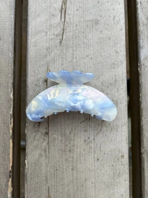 Ljusblå Hårklämma  - Snygg ljusblå hårklämma med silikon på insidan som skapar en antislip funktion. Håller sig på plats hela dagen🤩Orginellt ifrån Sui Ava