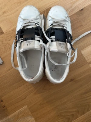 Vita sneakers från Valentino Garavani - säljer mina äkta valentino skor köpt på hemsidan för 8500 finns lite skador men into skon ska tvätta dem innan någon köper dem❤️ man får skolådan med 