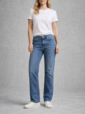 Blå raka jeans från GANT - Klassiska blå jeans från GANT med rak passform och normal midja. Jeansen har fem fickor, bälteshällor och en snygg läderpatch bak i midjan. Tillverkade i slitstark denim med en tidlös look som passar till det mesta.