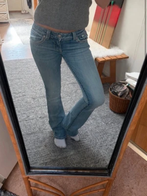 Miss me jeans lågmidjade - Säljer dessa snygga jeans från miss me då de inte kommer till användning längre. De är lågmidjade och utgått i deras sortiment. De banden man drar upp jeansen med (se sista bild) har gått av på sidorna men annars är jeansen i väldigt bra skick så därav priset 💕men priset går också att diskuteras Storlek: W26