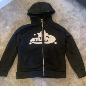 Fullzip Hoodie med 4tune tryck - En fullzip hoodie med 4tune tryck  i bra skick, fullzip innebär att dragkedjan följer med hela vägen upp till toppen av luvan vilket blivit populärt på senare år. Säljer då jag växt ur den. Inte jätte använd.