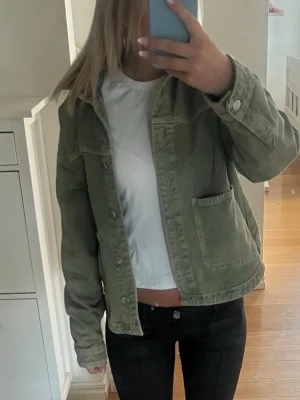 Grön jeansjacka zara - Snygg grön jeansjacka från zara passar perfekt nu till sommaren🥰