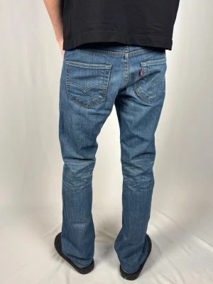 Levi's 527 - Levi's Jeans | Modell: 527 | Skick 9/10 mycket bra | Nypris ca 2500kr | Mitt pris 799kr | Size: 30/30 | Modellen är 182cm och väger 67kg | Midja: 39cm | Ytterbenslängd: 100cm | Benöppning: 21cm | Lår: 27cm | Kom gärna pm vid frågor eller funderingar |
