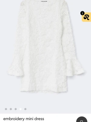 Vit kortklänning - Säljer en vit kortklänning, helt ny endast testad💞 priset går att diskutera vill bli av med den och hittat en annan studentklänning🌸