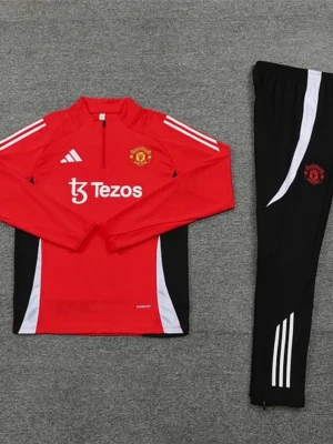 Manchester United träningsset Adidas - Snyggt Manchester United träningsset från Adidas med röd långärmad tröja och svarta byxor. Tröjan har vita detaljer, klubbmärke och Tezos-logga på bröstet. Byxorna är svarta med vita ränder och klubbmärke. Perfekt för fotbollsträning eller gym.