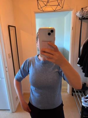 Blå topp - Blå topp med trekvartsärm ifrån Vila. Använd 1 gång så nyskick, köpt för 300kr.