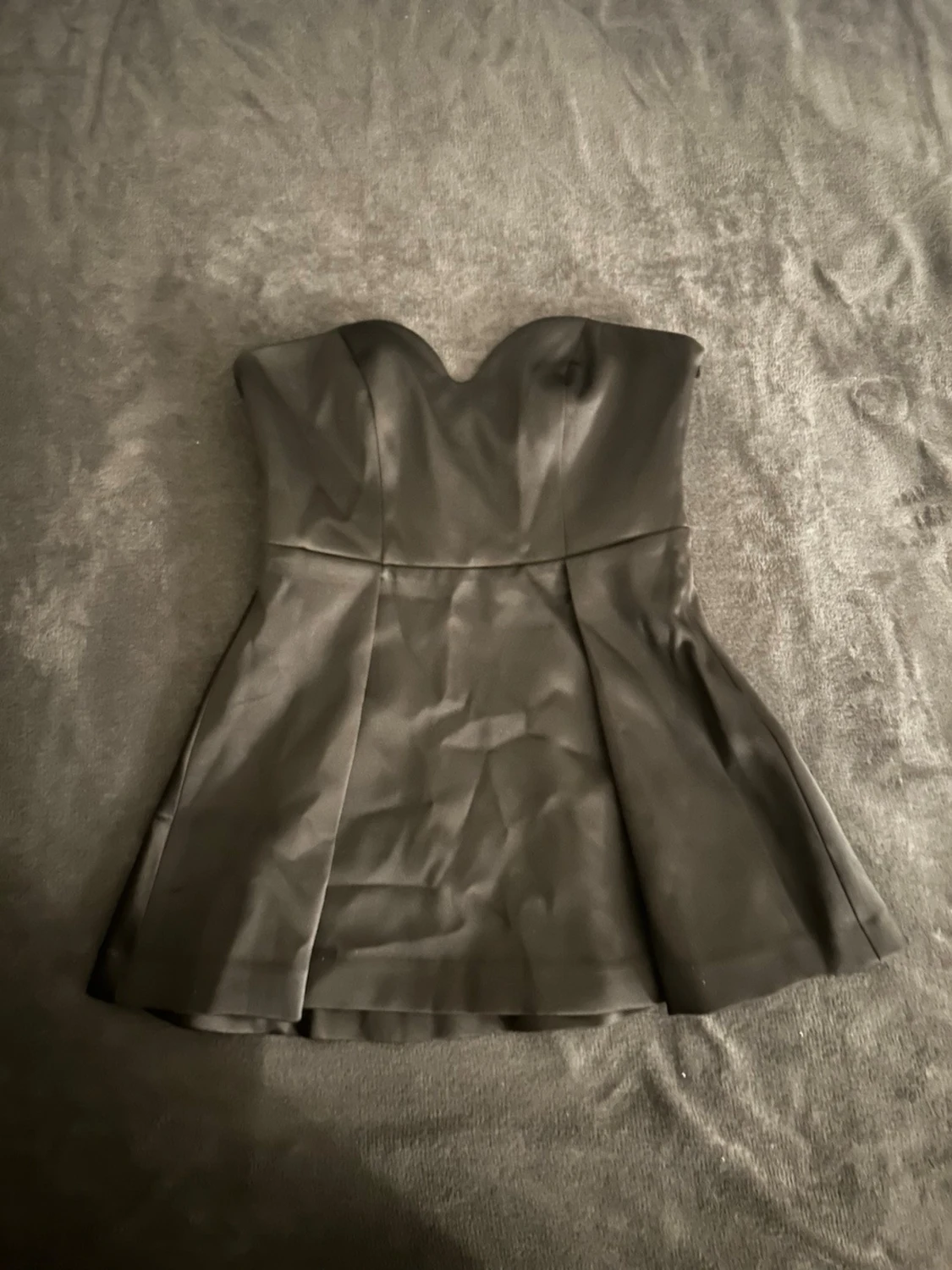 Svart axelbandslös topp - 1