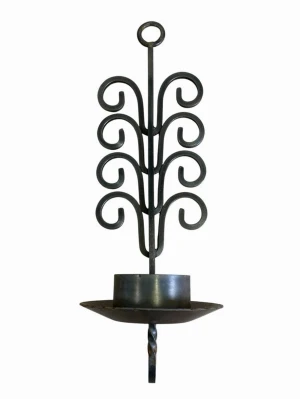 Väggljushållare i smidesjärn - Säljer en svart väggljushållare i smidesjärn med dekorativa snirkliga detaljer och rund hållare för ett ljus. Perfekt för att skapa mysig stämning hemma och har en ögla upptill för enkel upphängning.Lampett Vägg Ljushållare Sweden 32cm 