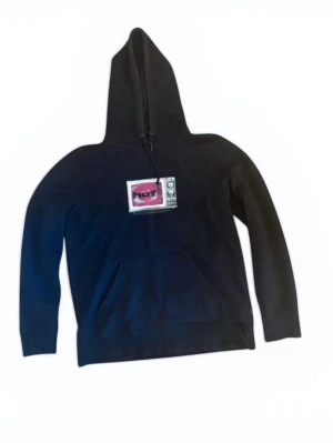 HUF Hoodie - Svart HUF hoodie med fet print - L, passar även M - mycket bra skick 