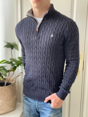 Morris quarter zip 100% prima cotton  - Morris quarter zip 100% prima cotton - helt mörkblå igenltigrn. En av Morris finaste plagg. Inga defekter! Modellen i bilderna är 180 cm 75 kg och bär Storlek L , Kom med frågor! 🌟 (Kan gå ned i pris vid köp av paket 😉) 