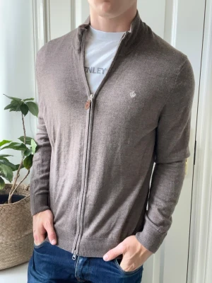 Morris full zip 100% merino wool  - Morris full zip 100% merino wool - riktig favorit. Inga defekter! Modellen i bilderna är 180 cm 75 kg och bär Storlek L , Kom med frågor! 🌟 (Kan gå ned i pris vid köp av paket 😉) 