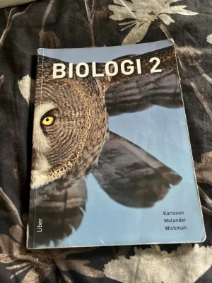 Biologi 2 kursbok Liber - Kursbok i biologi för gymnasiet, Biologi 2, med blått omslag och bild på en uggla. Författare är Karlsson, Molander och Wickman. Perfekt för dig som pluggar naturvetenskap eller behöver fördjupa dig i biologiämnet.