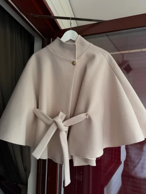 Beige/rosa Poncho - Söt poncho från missäy i beige rosa, använd endast en gång. Ser ut som helt ny🤍