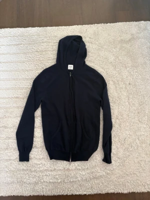 John Henrik cashmere hoodie marinblå - En stilren cashmere hoodie från John Henrik med dubbel dragkedja framtill och två fickor. Marin blå, Skick är som ny, använt fåtal gånger. Tveka inte vid frågor! Priser ej hugget i sten.
