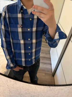 Hollister skjorta ~ Vintage  - Hollister skjorta i mycket bra skick, inga defekter! Storlek S men sitter mer som XS. Modellen på bilden är 170, 60kg! Hör av er vid frågor eller minsta fundering 🙌  Se mått nedan:  Längd: 62 cm  Bred: 47 cm Ärm: 60 cm