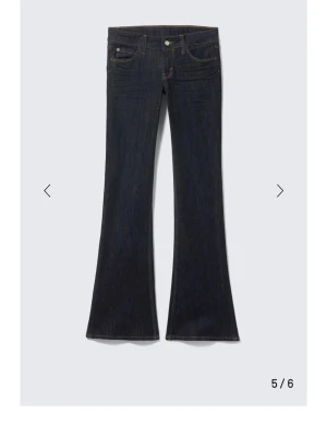 Bootcut jeans Weekday - 29/32 jag är 166 och brukar ha 36 i jeans