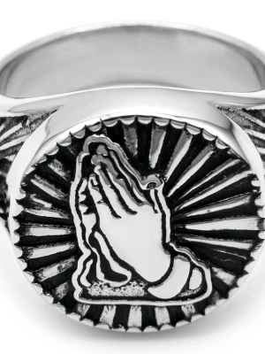 Silverring med bönande händer - Cool silverfärgad ring med ett detaljerat motiv av bönande händer mot en bakgrund av strålande linjer. Ringen har en rund front och är tillverkad i metall med svartmålade detaljer för extra kontrast. Perfekt för dig som gillar statement-smycken med symbolisk touch. Finns i flera storlekar 